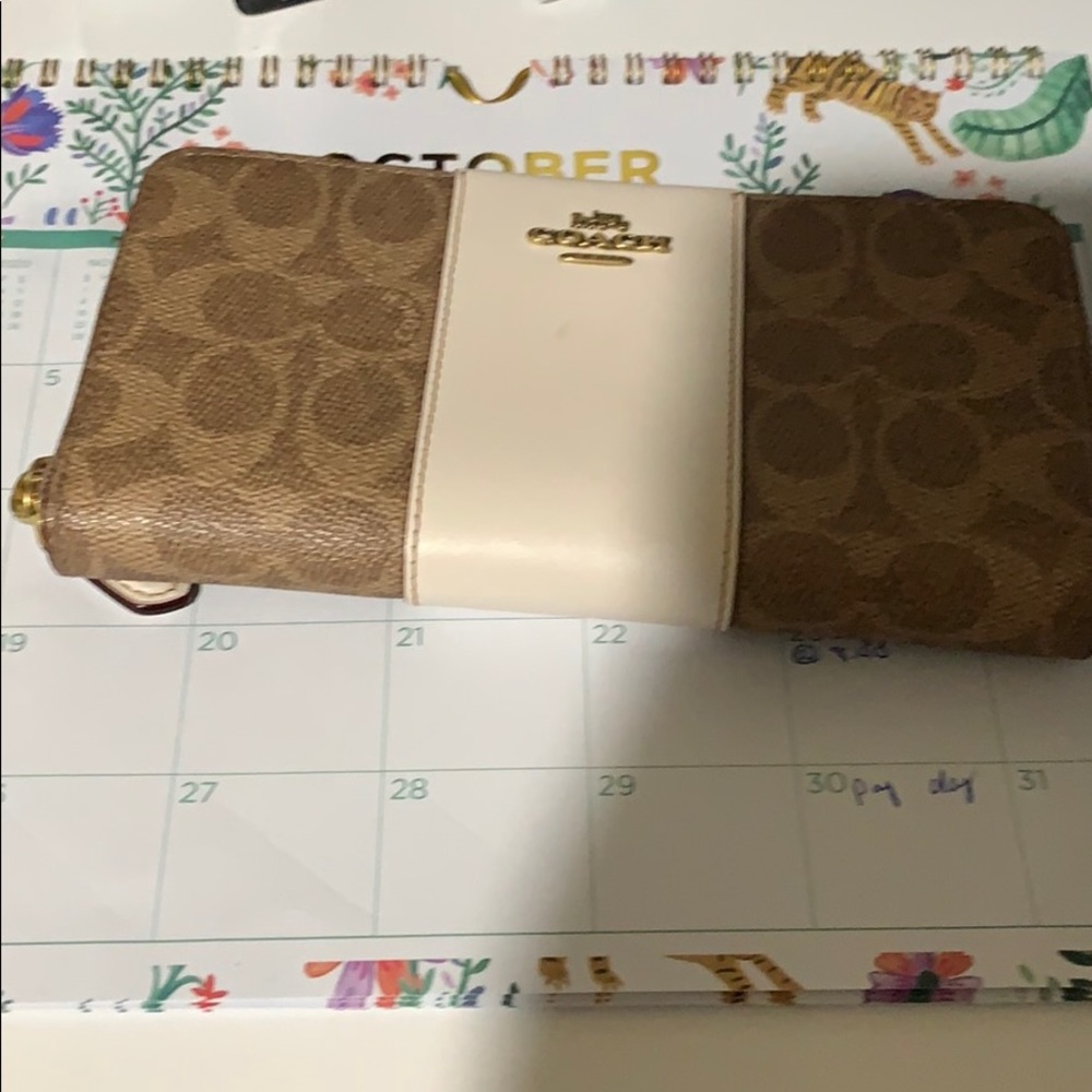 Medium coach accordian zipped wallet